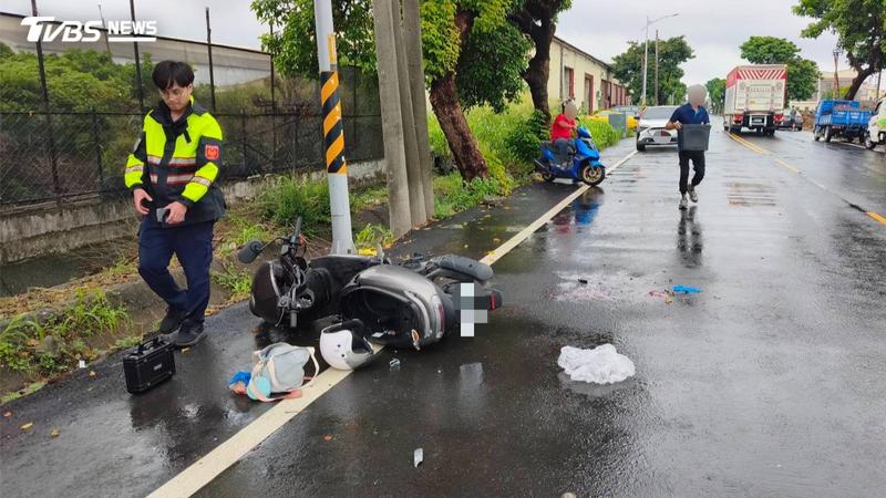 疑雨天打滑!屏東19歲女大生猛撞路燈命危
