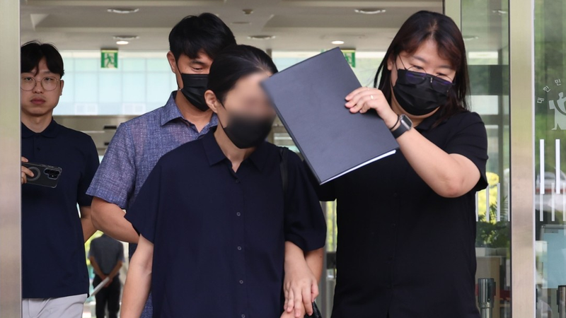 受害者的外祖母(右二)。(圖/翻攝韓聯社)