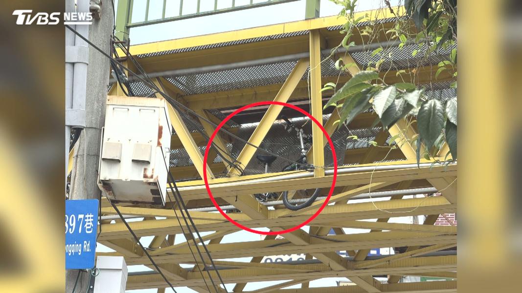 騎3年路奪命!台中潭雅神自行車橋突塌 翁「連人帶車卡洞」墜6米亡(圖/TVBS)