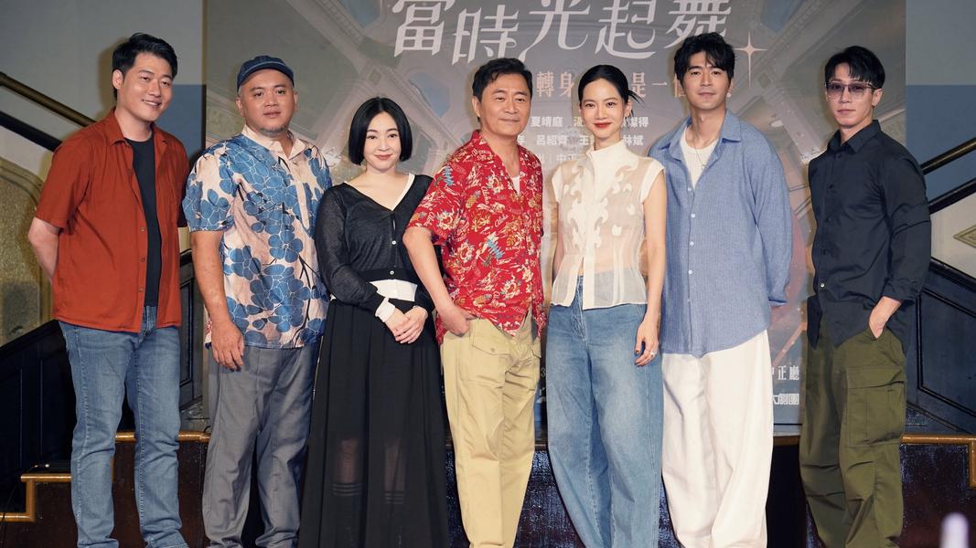 曾之喬(右三)近期行程滿檔。(圖/全民大劇團提供)