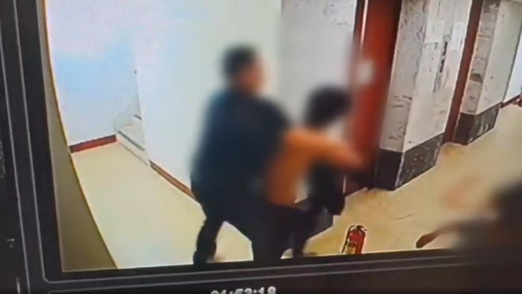 欠債男子父親從在去年持大剪刀作勢攻擊鄰居。(圖/資料畫面)
