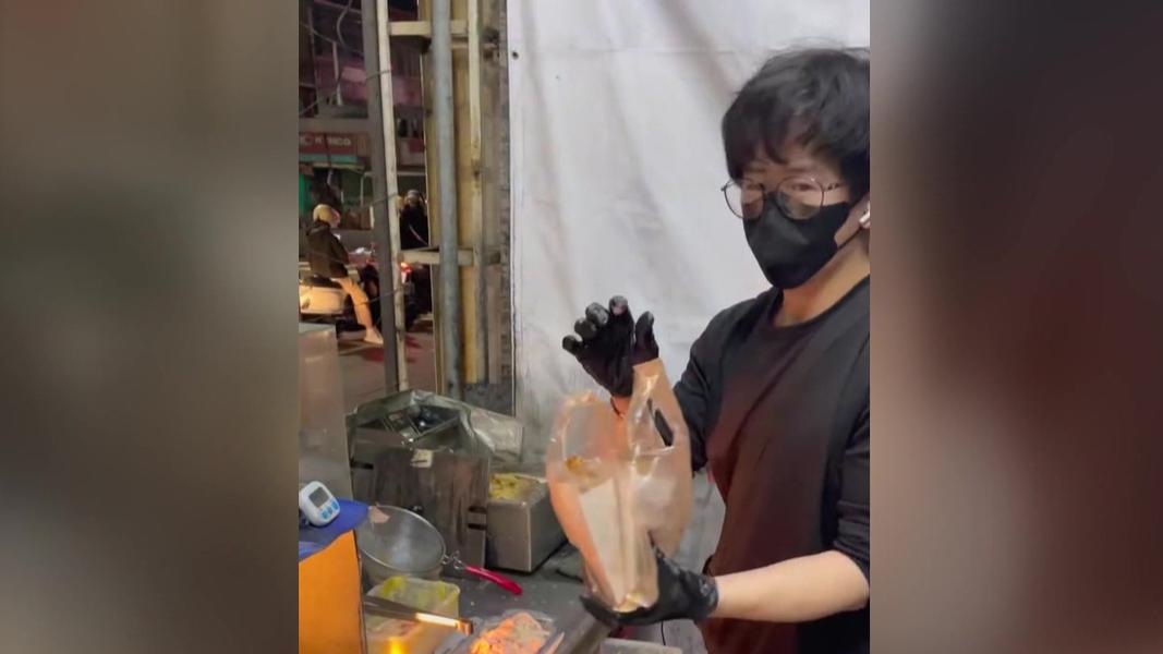 老闆炸雞皮炸到相當厭世,整個人看起來累到不行。(圖/翻攝Threads_tsai_1220)