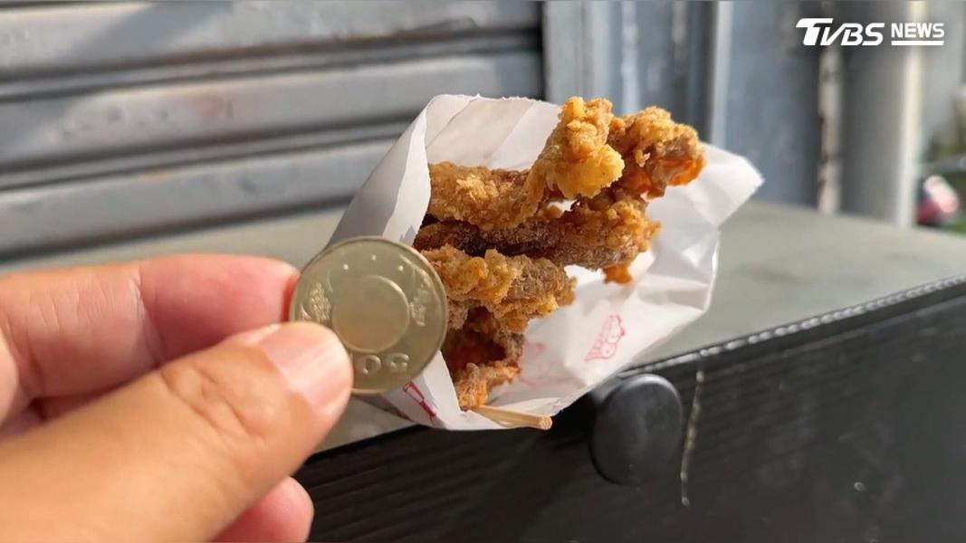 主打24小時營業的雞皮專賣店,凌晨時段更化身誠實商店,讓顧客自行投錢取貨。(圖/TVBS)