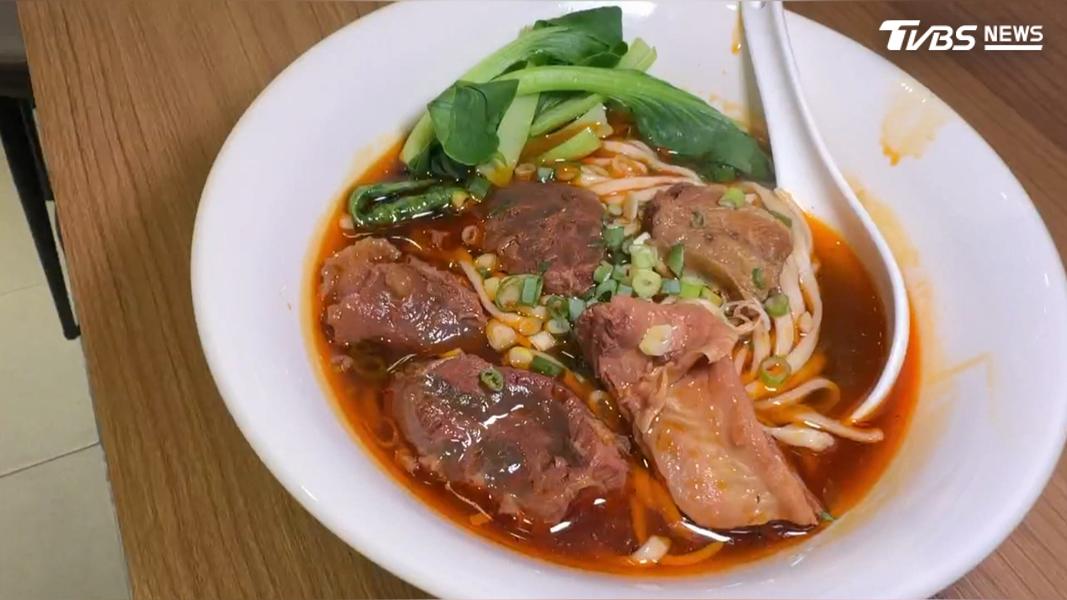 這碗麵牛肉滷的夠味,加上細火慢熬15小時的湯頭,完全出自前兄弟象防護員衣思訓之手。(圖/TVBS)
