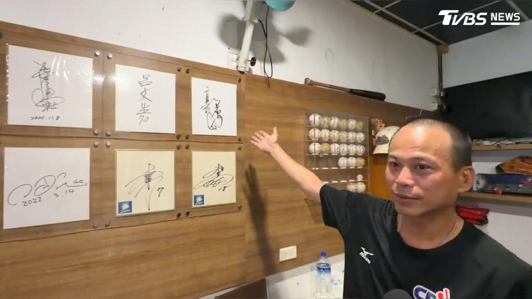 經營燒烤店已19年的楊琳恩,店內也擺滿球員簽名板(圖/TVBS)