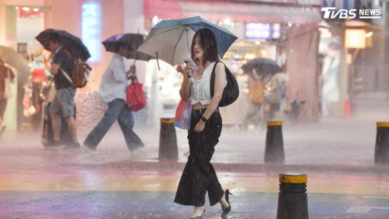 明天天氣/雨彈還沒完!週末「水氣再增」 3地慎防大雨