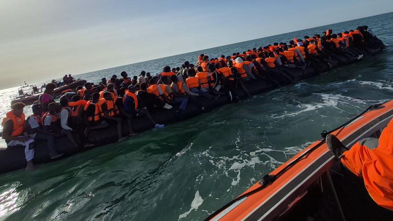 超扯!230人擠一艘橡皮艇偷渡英國 多人雙腳懸空30人落海