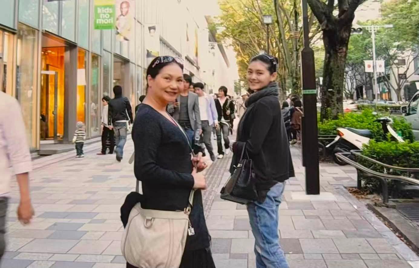 大S與S媽過去一起在日本街頭合照。（圖／翻攝自小S臉書粉專）