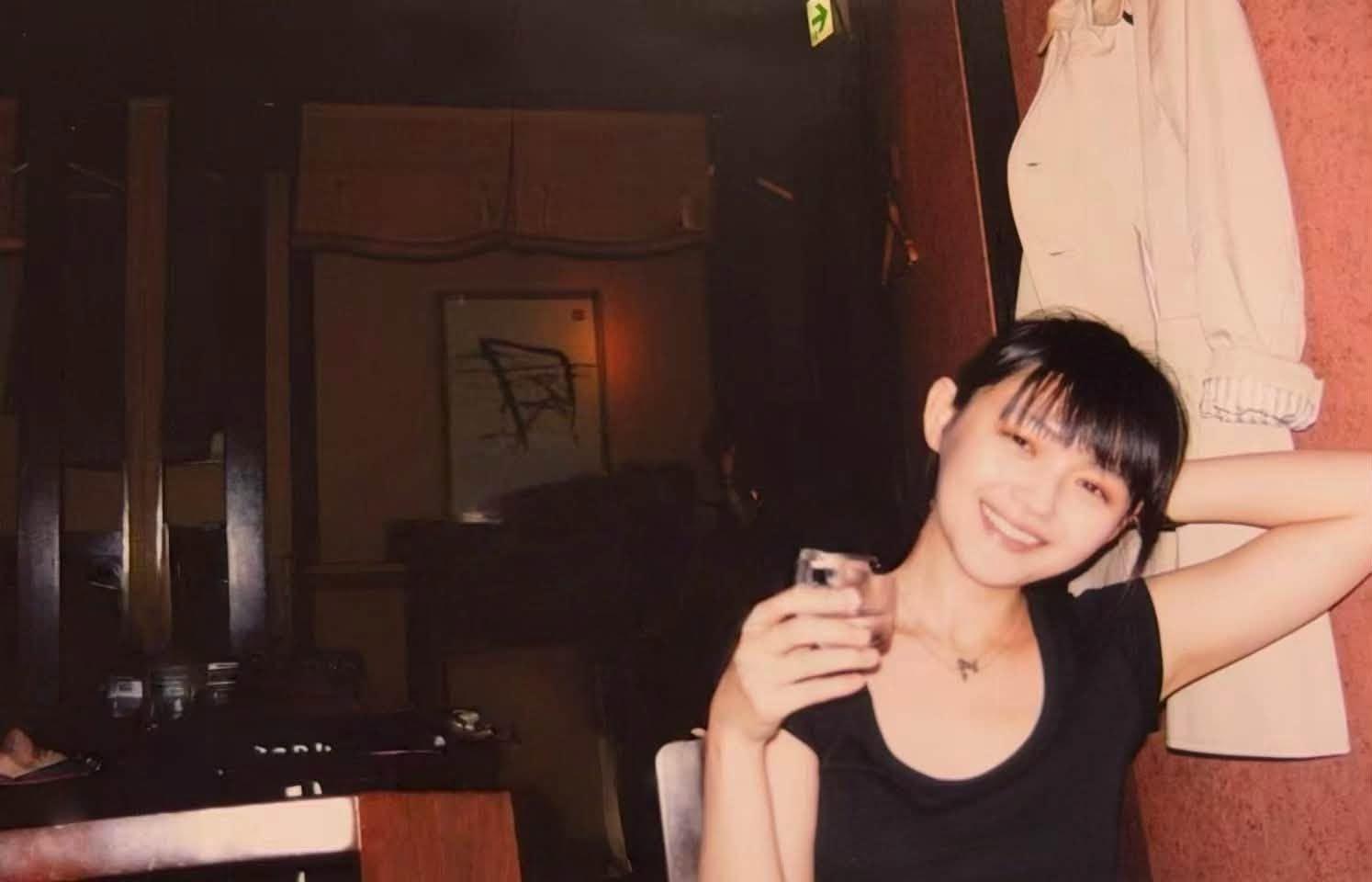 大S當時手拿著酒杯，朝著鏡頭露出燦爛微笑。（圖／翻攝自小S臉書粉專）