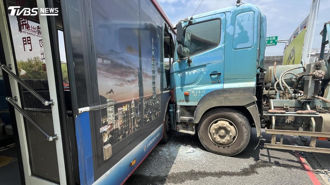 水泥車從工地滑到路口撞上公車。(圖/TVBS)