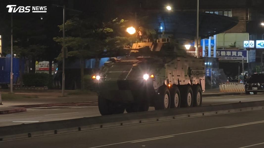 模擬敵軍進犯首都,憲兵出動雲豹甲車進行快速機動與火力反擊。(圖/陳冠宇攝)