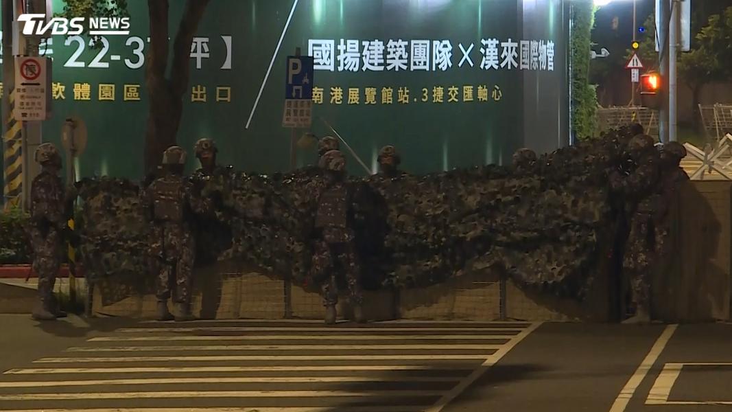 憲兵運用 HESCO 防爆牆等工事實施要道與橋樑阻絕。(圖/TVBS)