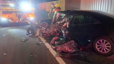 高雄死亡車禍!轎車猛撞電桿「車削一半成鐵團」 駕駛送醫亡