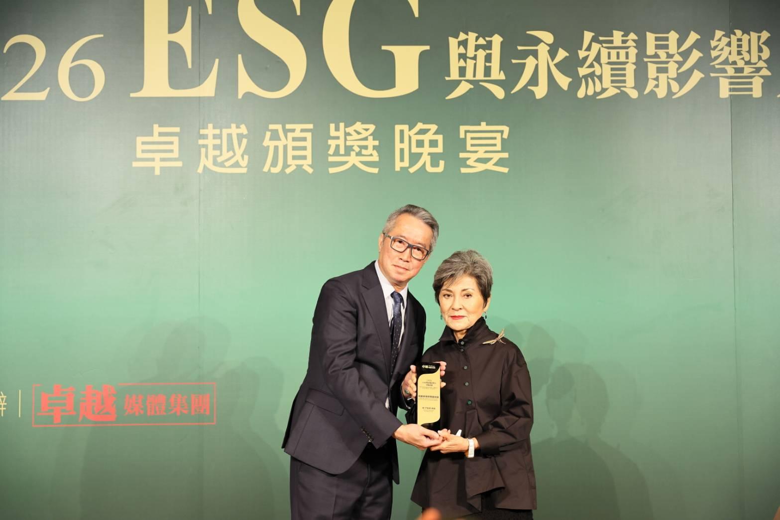 晚宴特別頒授「卓越永續終身貢獻獎」予故尹衍樑總裁，由卓越媒體集團社長徐邦浩親自頒獎，二姐尹衍桓女士代表受獎。