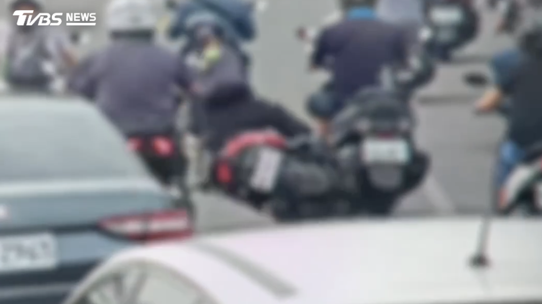 騎士因路面油漬在車陣中摔車。(圖/TVBS)