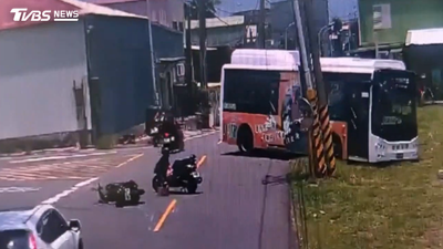 尷尬了! 2騎士追撞摔成團 公車繞草地閃避慘「刁車」