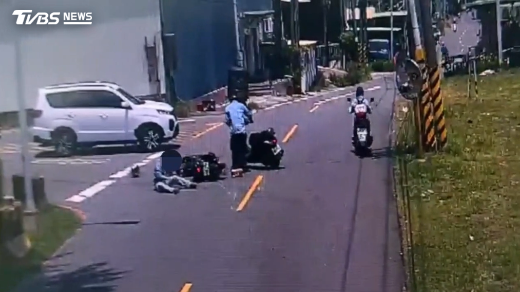 經確認雙方騎士均無受傷,但案發後有一輛公車為閃避該事故現場而駛出道路範圍,不慎受困於一旁空地。(圖/TVBS)
