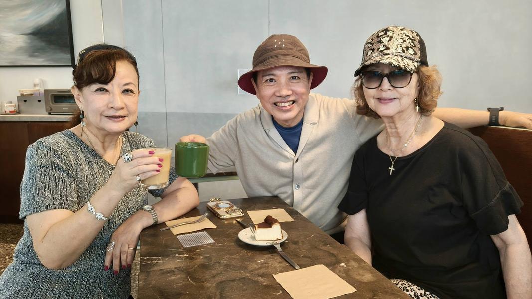美麗姐妹花邵佩瑜(右)、邵佩玲(左)和陳凱倫相見歡。(圖/翻攝陳凱倫臉書)
