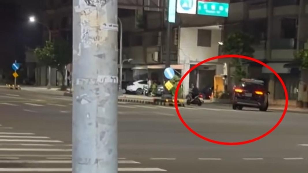 違規騎士不按牌理出牌,警方緊追跟著繞圈。(圖threads/nzxennn)