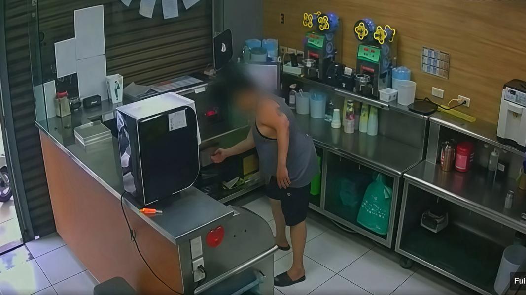 男闖飲料店翻抽屜 被抓包辯「看時間」
