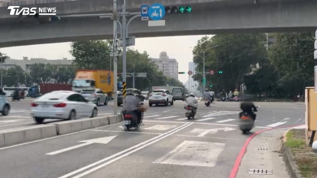 機車待轉「騎右轉道恐違規」!最高罰1800元 警曝正確做法