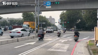 機車待轉「騎右轉道恐違規」!最高罰1800元 警曝正確做法