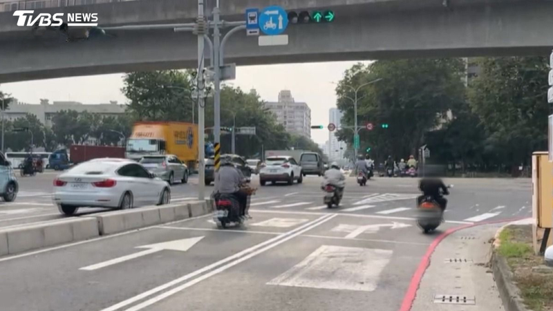 機車待轉「騎右轉道恐違規」!最高罰1800元 警曝正確做法