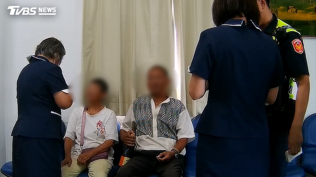 嘉義一對老夫妻,日前到台南鹽水牛墟逛市集遇假神醫,老翁信了要砸11萬買「神藥」,農會行員神救援擋詐。(圖/TVBS)