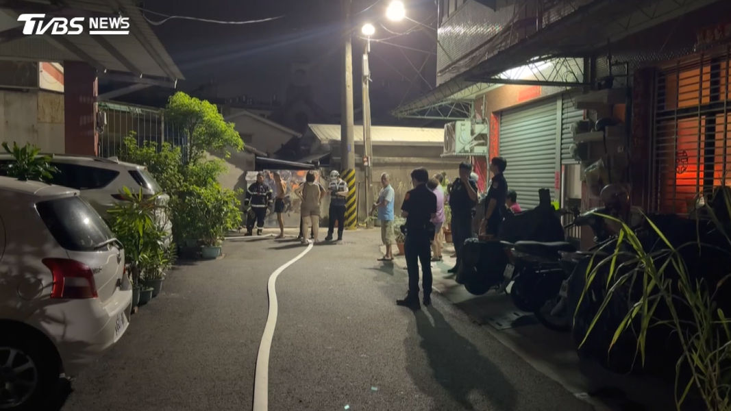 高雄楠梓區一處透天民宅12日凌晨1點左右驚傳火警,洗衣機深夜「突爆炸起火」!鄰居狂敲門示警,一家三口驚險逃生(圖/TVBS)