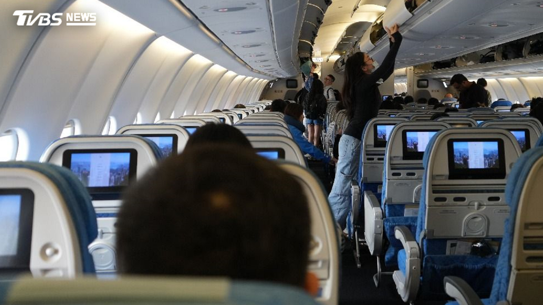 金曲歌王「飆罵死要錢」!搭機失控暴走 空服員慘下跪道歉