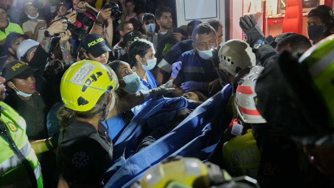 哥倫比亞7.4強震254死 高樓吊掛救人「廢墟挖出生還者」掌聲響起