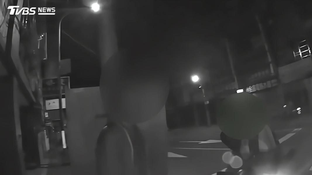 呂男先在家獨飲啤酒後,還騎車載母親。(圖/TVBS)
