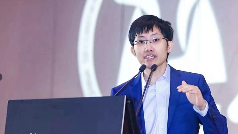 AI造富神話!DeepSeek梁文鋒身價暴增38.5倍 擠進全球50富