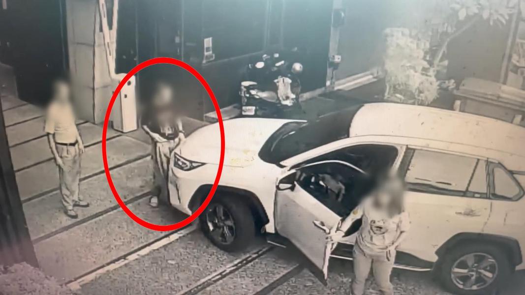 彰化男「攔車敲打」鬧社區!曾把柵欄當標槍丟 警強制送醫。(圖/民眾提供)