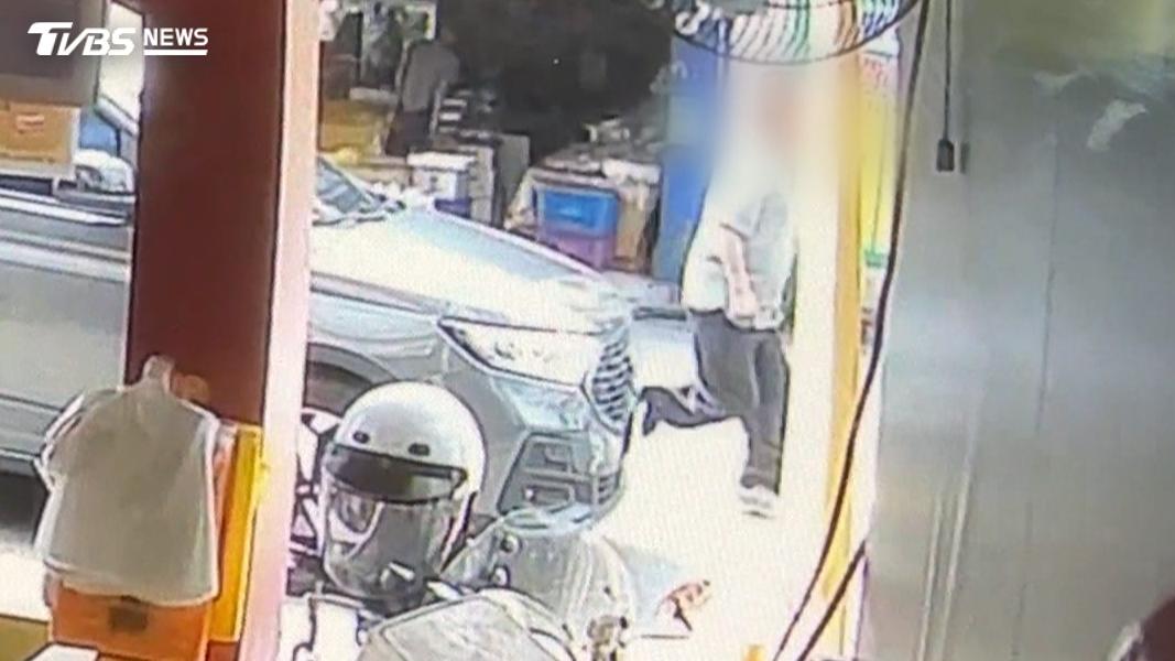 超車結怨2公里?男持刀攻擊反被撞倒不治 家屬控對方逼車改告殺人