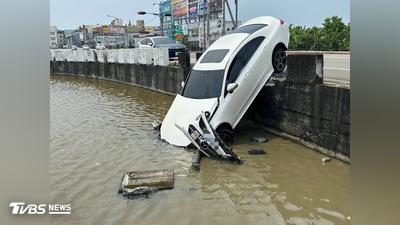 台中賓士男自撞護欄衝進稻田 轎車倒栽蔥泡水