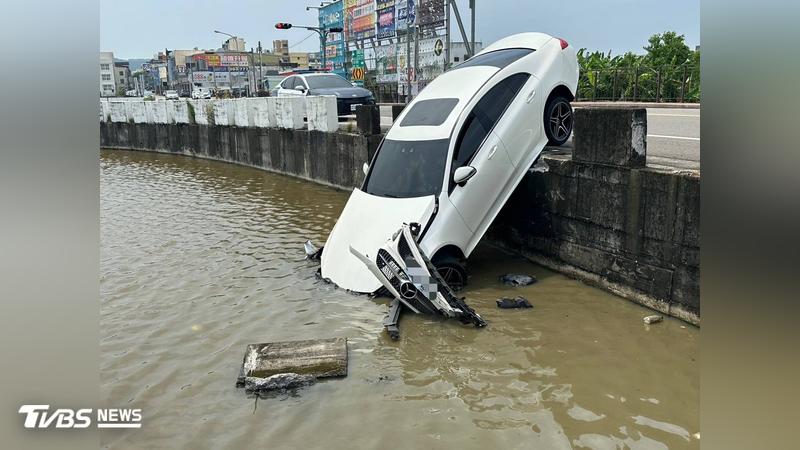 台中賓士男自撞護欄衝進稻田 轎車倒栽蔥泡水