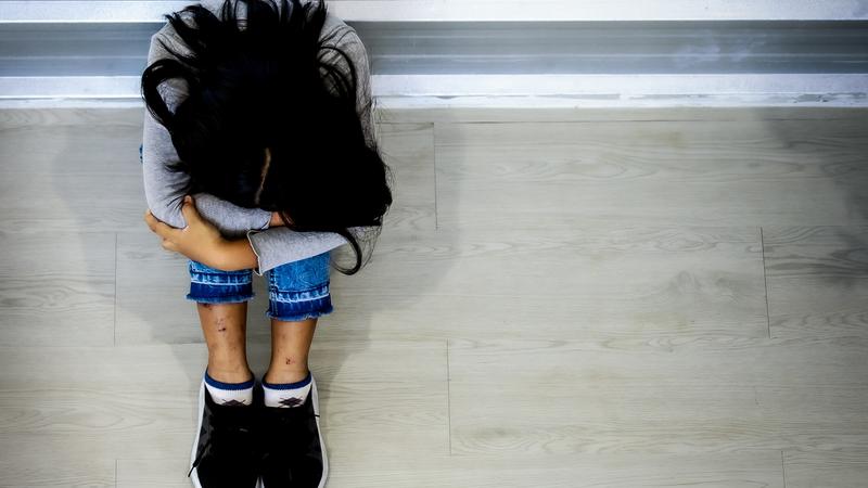 三重有女童遭家長要求赤腳走上街頭身上被掛著寫有「小偷」、「畜生」的牌子。(圖/Shutterstock達志影像)
