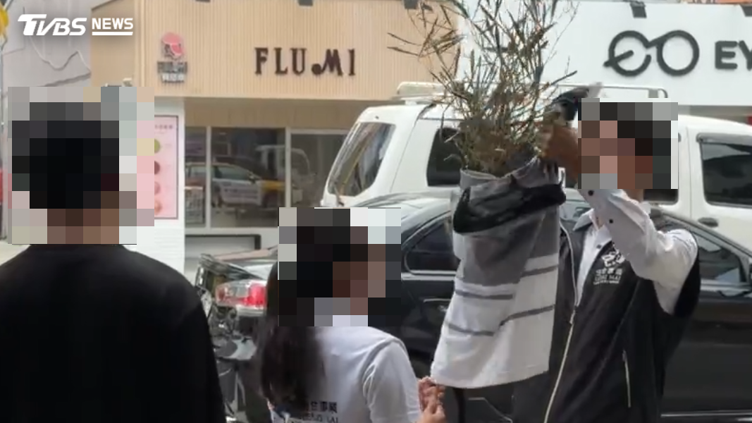 台中燒烤店阿伯揮刀反挨重拳身亡!檢警今相驗遺體 家屬悲痛招魂