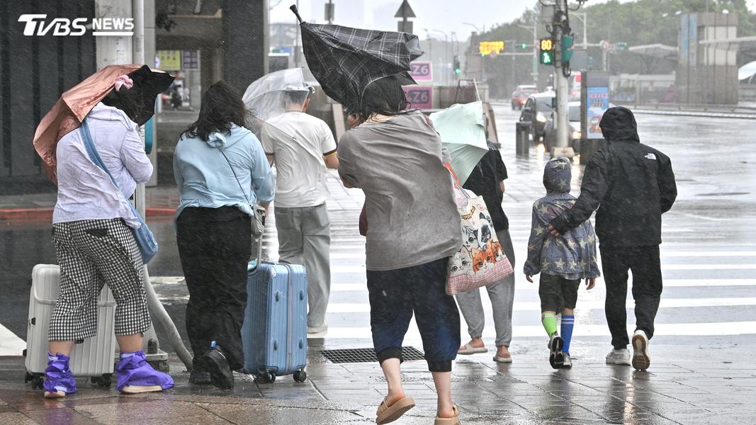 雨彈轟炸!13縣市大雨特報 雷擊強風夾擊
