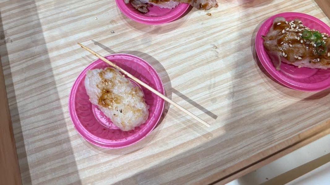 民眾試吃握壽司,剩餘醋飯放回盤裡。(圖/店家提供)