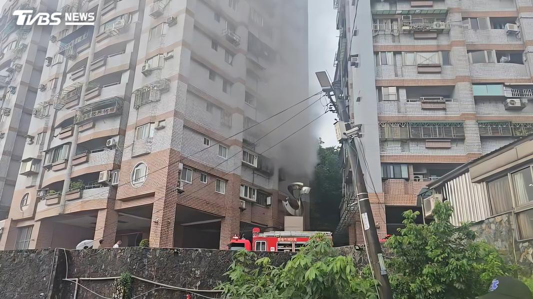 快訊/基隆七堵大樓火警!3樓窗戶狂冒濃煙、屋內悶燒