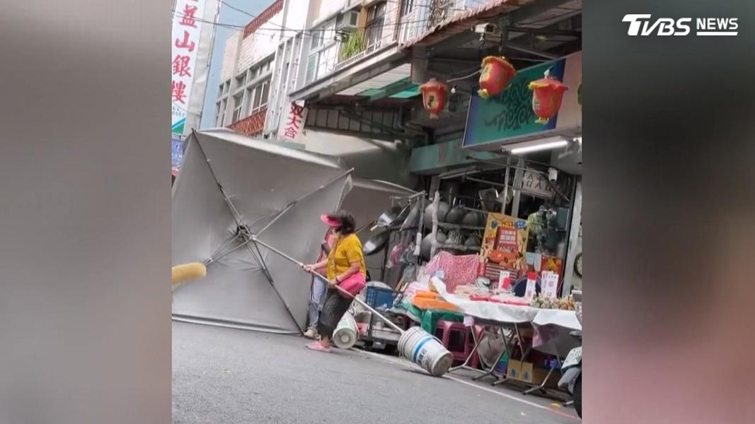 嘉義市區上午颳起強風直接吹倒店家大型陽傘,沒多久又下起大雨,但沒多久又變大晴天(圖/翻攝Threads@chiayi_jianhong)