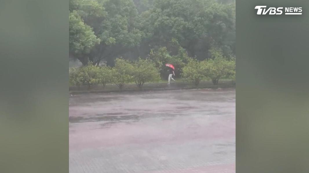 民雄中正大學也有民眾拍到突如其來的大雨,雨大到眼前景色白茫茫一片,這天氣說變就變(圖/翻攝Threads@muzi_life_style)