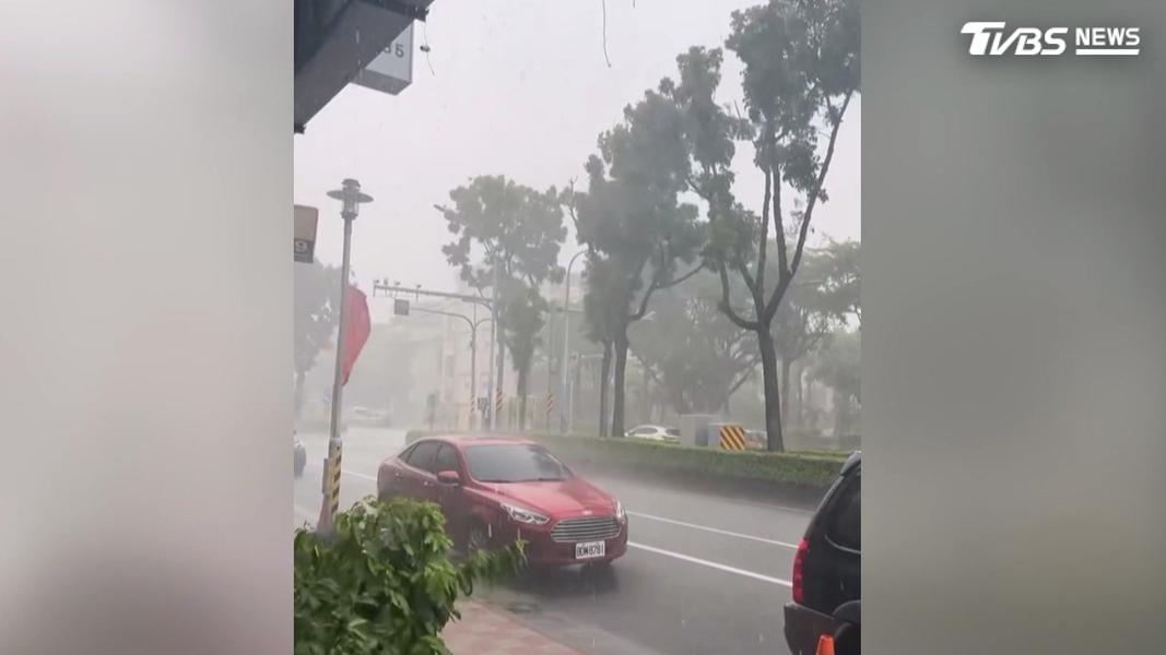 柳營的民眾也感受到狂風驟雨的威力,拍下的畫面中可見大雨伴隨強風,宛如颱風過境一般(圖/翻攝Threads@b_macarons)