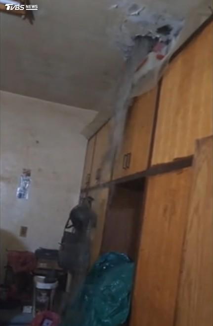 兄弟漏水糾紛,弟弟住樓上鑽洞灌水,哥哥家天花板秒變瀑布,家具全淋濕。(圖/TVBS)
