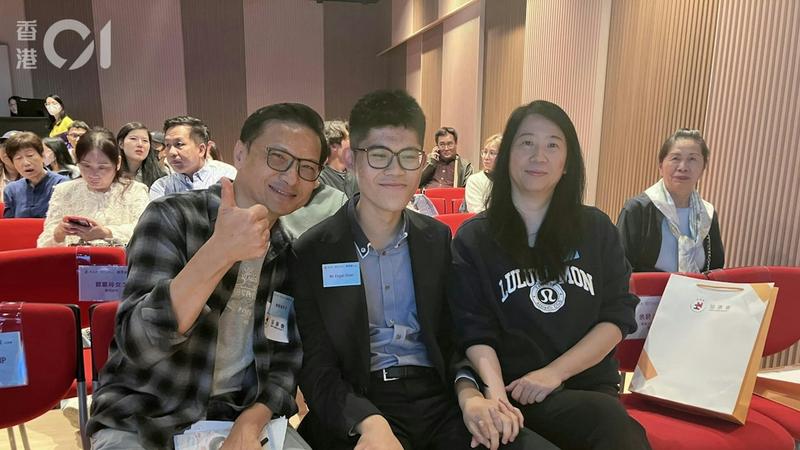 男演員陳錦鴻(左)與妻子全心栽培自閉症兒子陳駕樺(中)成為一名優秀鋼琴家。(圖/香港01資料照)