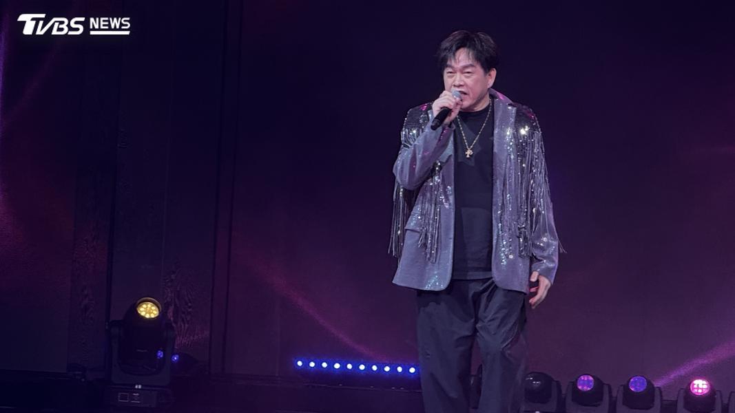 康康在郵輪演唱。(圖/劉建偉攝)