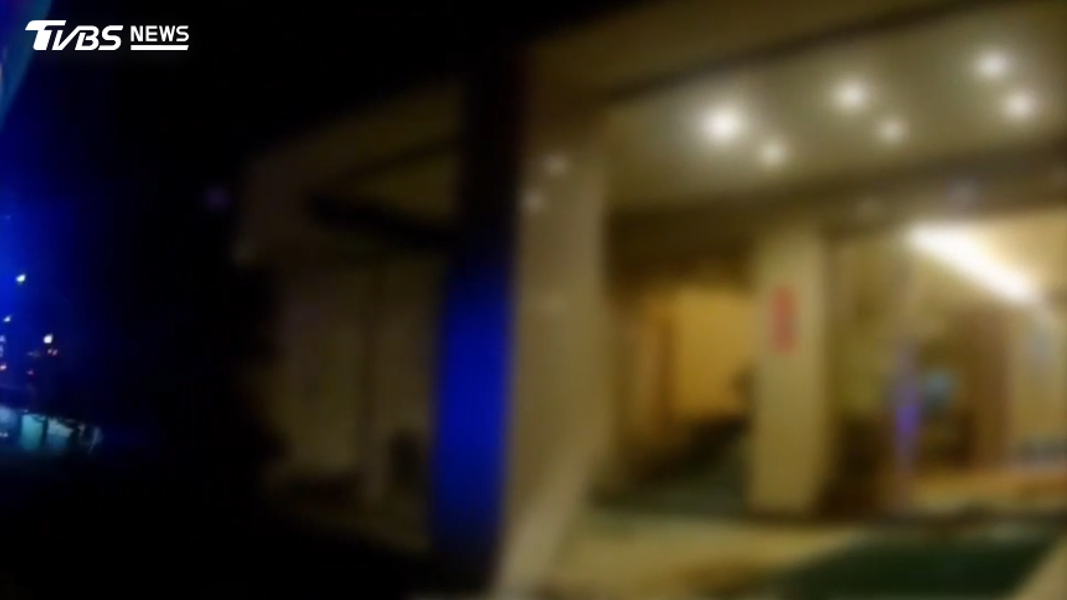 警方到場處理,發現飯店已經連續兩天遭惡煞上門,兩起事件懷疑都跟債務糾紛有關。(圖/TVBS)