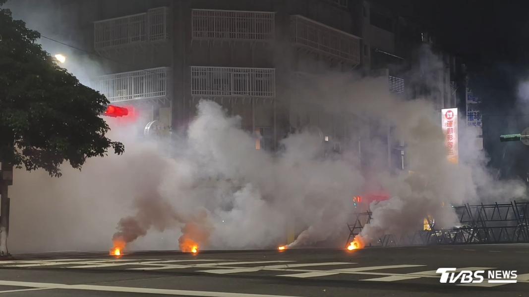 憲兵運用煙幕與雲豹甲車火力將敵軍誘入口袋陷阱殲滅。(圖/陳冠宇攝)